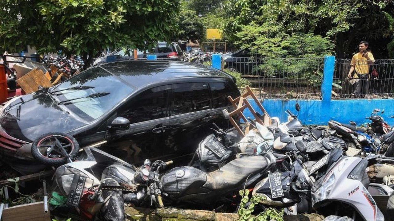 BNPB mempertimbangkan relokasi warga Pondok Gede Permai, Bekasi, pascabanjir besar, karena posisi perumahan yang lebih rendah dari tanggul sungai dan berulang kali terdampak banjir.