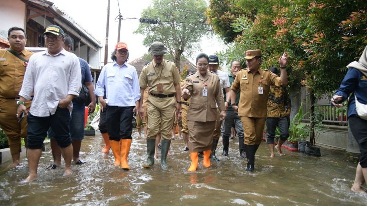 Wali Kota Semarang, Agustina Wilujeng Pramestuti, menekankan perlunya penanganan banjir secara komprehensif dan menyeluruh, bukan parsial, melibatkan berbagai pihak serta infrastruktur yang memadai.