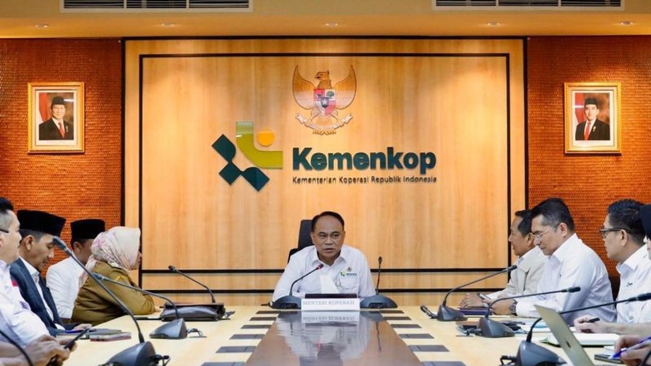 Menkop Budi Arie Setiadi mendorong pembentukan 70 ribu Koperasi Desa Merah Putih pada 2024 untuk meningkatkan kesejahteraan dan kemandirian ekonomi desa, bekerja sama dengan Apdesi dan Papdesi.