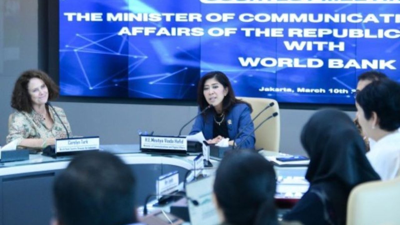 Kementerian Komunikasi dan Informatika (Kemkominfo) berkolaborasi dengan Bank Dunia untuk merumuskan strategi pemerataan akses internet di Indonesia, termasuk optimalisasi spektrum frekuensi dan peran swasta.