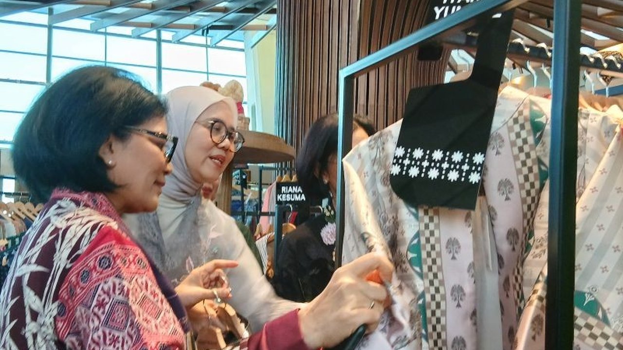 PT Sarinah, bagian dari InJourney Group, memamerkan 60 produk UMKM unggulan di Bandara Soekarno-Hatta, Tangerang, sebagai upaya mendukung ekonomi kreatif dan memperkenalkan produk lokal ke pasar global.