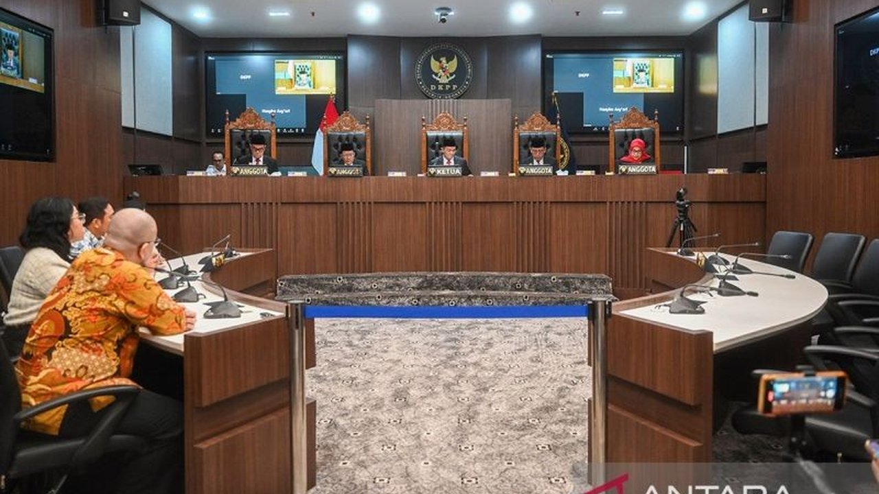 Dewan Kehormatan Penyelenggara Pemilu (DKPP) akan memeriksa Kepala Bagian Tata Usaha Deputi Dukungan Teknis Bawaslu RI, Fathul Andi Rizky Harahap, terkait dugaan pelanggaran kode etik berupa asusila dan KDRT.