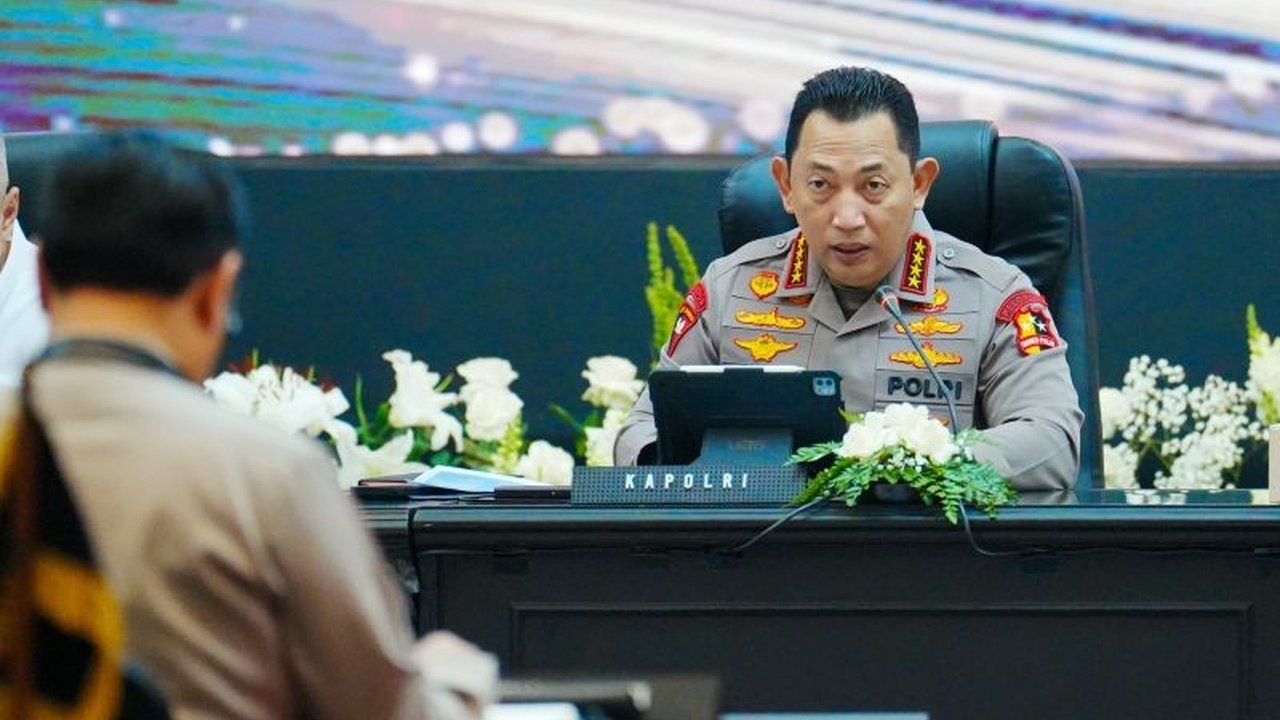Kapolri Jenderal Listyo Sigit Prabowo luncurkan hotline 110 dan berbagai strategi lalu lintas untuk memastikan mudik Lebaran 2025 aman dan lancar.