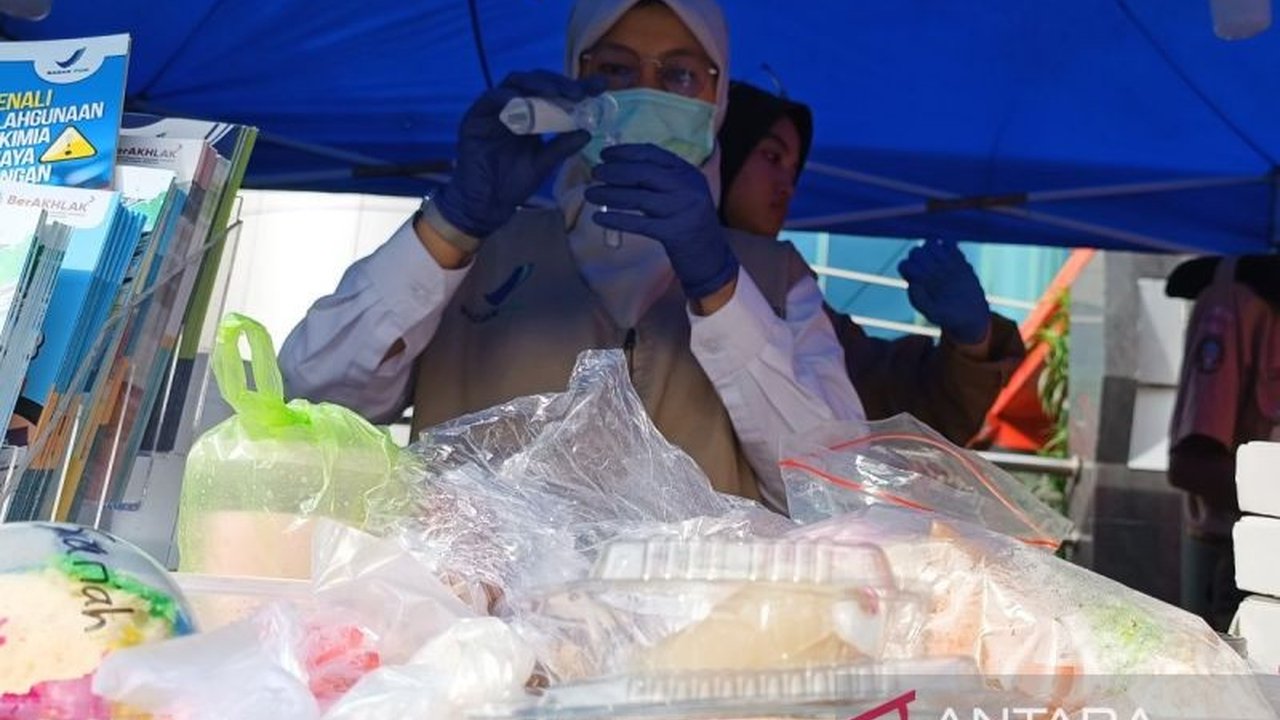 Balai Besar Pengawas Obat dan Makanan (BBPOM) Jakarta menemukan pewarna sintetis pada satu dari 25 sampel makanan di Bazar Takjil Bendungan Hilir, pedagang langsung diberi edukasi.