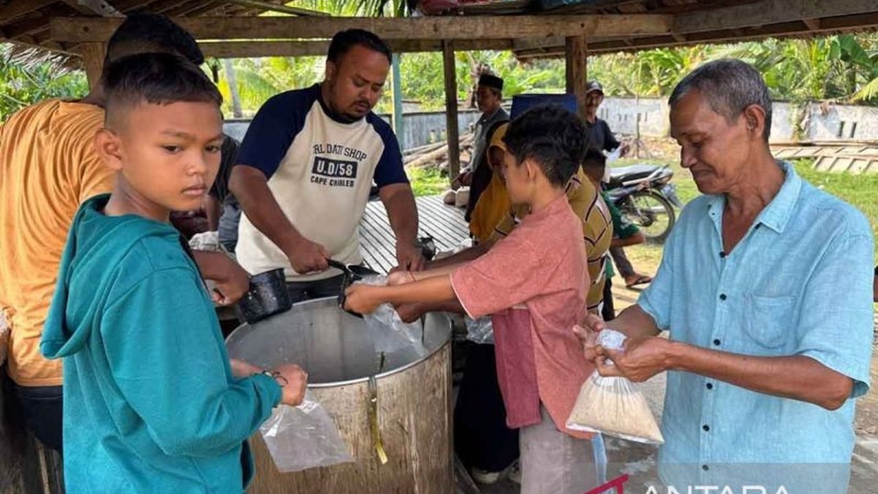Pengurus masjid di Aceh Timur berbagi kanji rumbi, bubur khas Aceh, gratis setiap hari selama Ramadhan sebagai menu berbuka puasa, sebuah tradisi yang telah berlangsung turun-temurun.