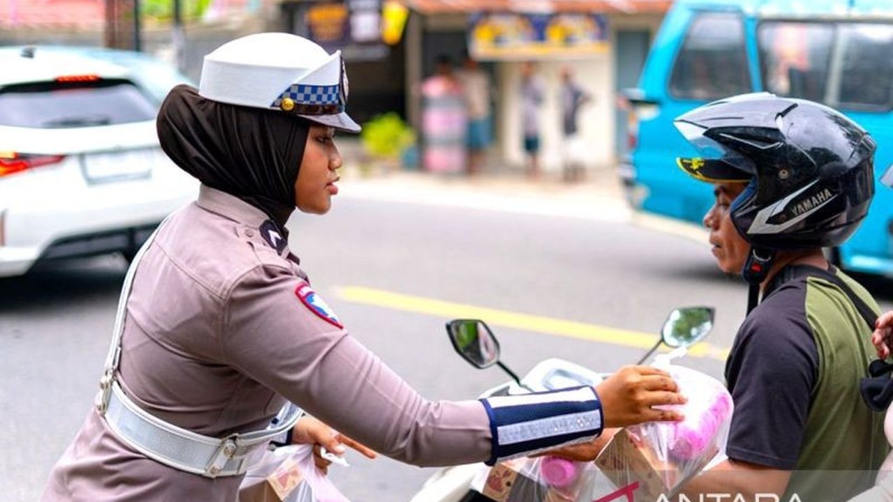 Ditlantas Polda Gorontalo berbagi takjil kepada masyarakat sebagai bentuk kepedulian dan mempererat tali silaturahmi selama Ramadhan, sekaligus meningkatkan kesadaran keselamatan berlalu lintas.