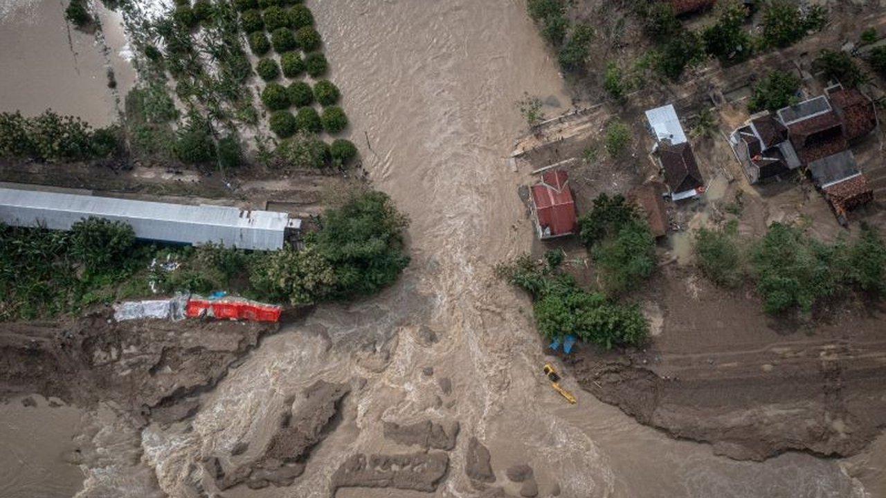 Badan Nasional Penanggulangan Bencana (BNPB) menyiapkan peremajaan tanggul di Pulau Jawa secara bertahap untuk mencegah bencana banjir akibat tanggul yang sudah tua dan rawan jebol.
