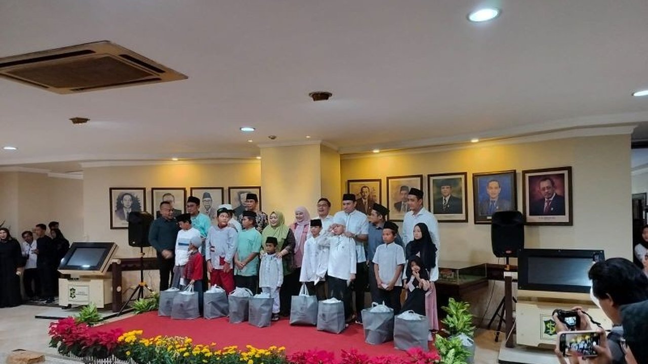 DPRD Surabaya menggelar buka bersama dan memberikan santunan kepada 99 anak yatim piatu di bulan Ramadhan sebagai bentuk rasa syukur dan berbagi kebahagiaan.