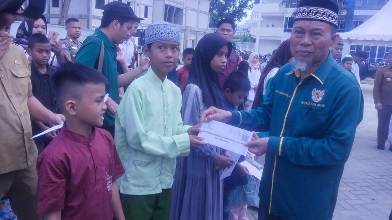 Baznas Kota Kendari menyalurkan santunan sebesar Rp12,5 juta kepada 25 anak yatim piatu di bulan Ramadhan untuk membantu memenuhi kebutuhan sehari-hari mereka.