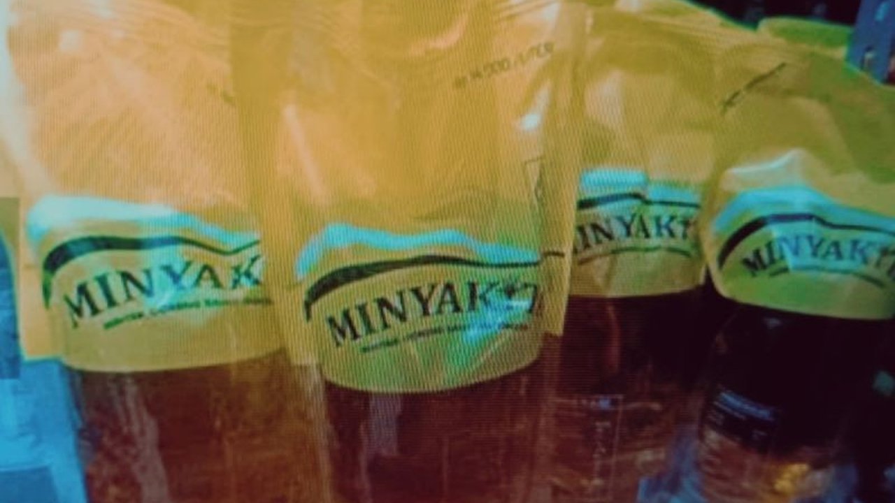 Pemerintah Kabupaten Biak Numfor, Papua, memastikan Minyakita dijual sesuai HET Rp15.700 per liter, dengan pengawasan ketat untuk mencegah penyimpangan harga.