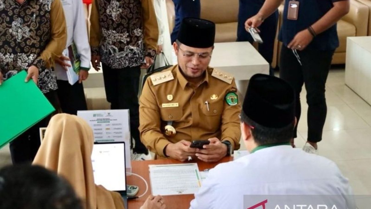Gubernur Kaltim, Rudy Mas'ud, mengimbau ASN untuk menyalurkan zakat melalui Baznas Kaltim, dengan potensi zakat tahunan mencapai Rp6 triliun dan berharap peningkatan signifikan dalam pengumpulan zakat tahun ini.