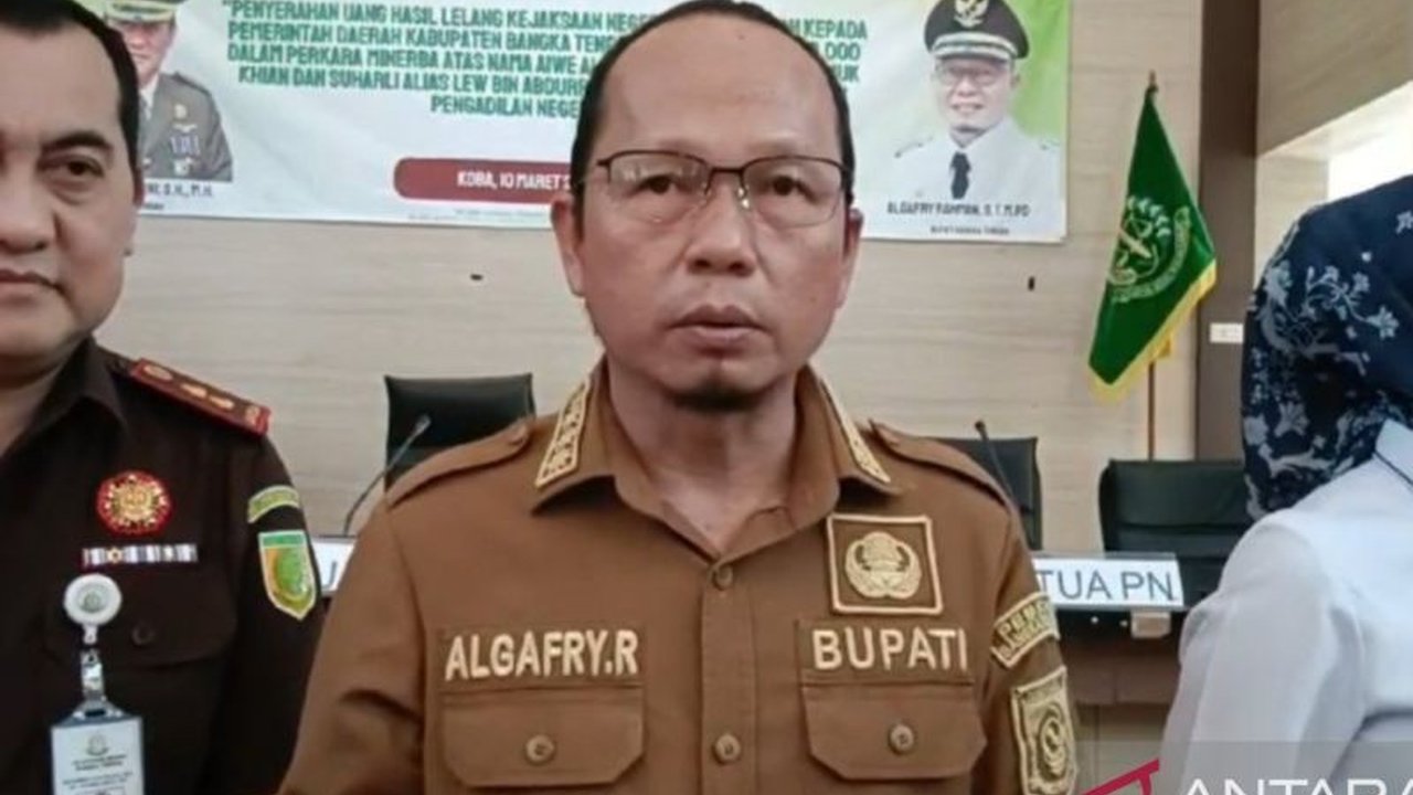 Kejari Bangka Tengah menyerahkan Rp1,3 miliar hasil lelang barang rampasan perkara Minerba kepada Pemkab Bangka Tengah untuk pemulihan lingkungan.