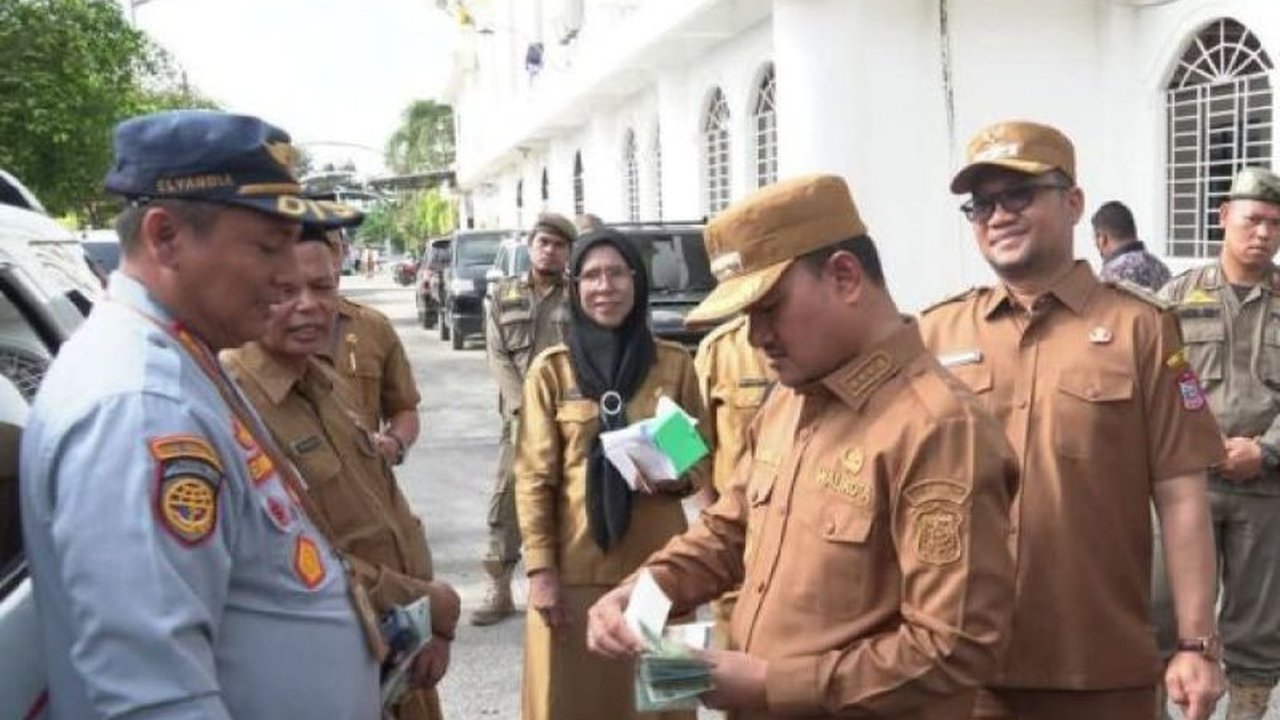 Wali Kota Tanjungbalai, Mahyaruddin, melakukan pengecekan mendadak terhadap seluruh kendaraan dinas pemerintah setempat untuk memastikan kelaikan jalan dan kepatuhan pajak, demi efisiensi, transparansi, dan akuntabilitas aset daerah.