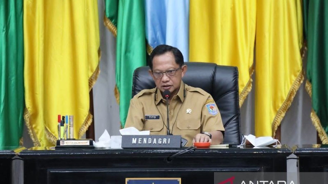 Mendagri Tito Karnavian meminta Bulog dan koperasi menyerap hasil panen petani untuk memenuhi cadangan pangan nasional dan mencegah dominasi tengkulak, sehingga harga tetap stabil dan menguntungkan petani.