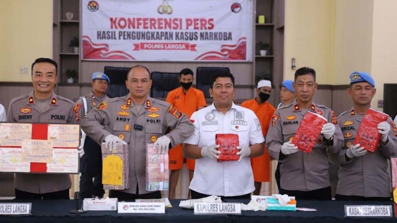 Polres Langsa berhasil mengungkap peredaran 12,5 kilogram sabu-sabu asal Malaysia dan menangkap tiga tersangka, termasuk seorang perempuan yang diduga menggunakan uang hasil kejahatan tersebut.
