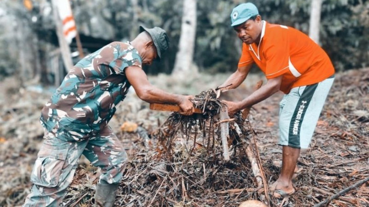 Satgas TMMD Kodim Biak bersama warga Kampung Kbusdori, Biak Numfor, Papua, bergotong royong membersihkan sampah dan rumput liar, membangun kesadaran hidup sehat dan lingkungan bersih.