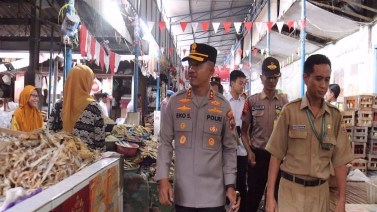 Polres Pemalang bersama Satgas Pangan gencar awasi harga dan stok bahan pangan di pasar tradisional untuk mencegah spekulasi harga yang merugikan masyarakat menjelang Lebaran 2025.