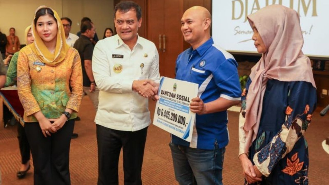 Pemerintah Provinsi Jawa Tengah menargetkan penyaluran BLT tahap pertama untuk 28.000 buruh rokok di Kudus sebesar Rp33,6 miliar sebelum Lebaran 2025, sebagai bagian dari total bantuan Rp1,2 juta per buruh.