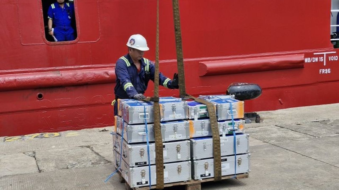 PT Telkom tengah berjuang memperbaiki kerusakan kabel laut SMPCS sepanjang 27,7km di Kabupaten Buru, Maluku, yang mengakibatkan penurunan kualitas layanan mobile dan broadband.