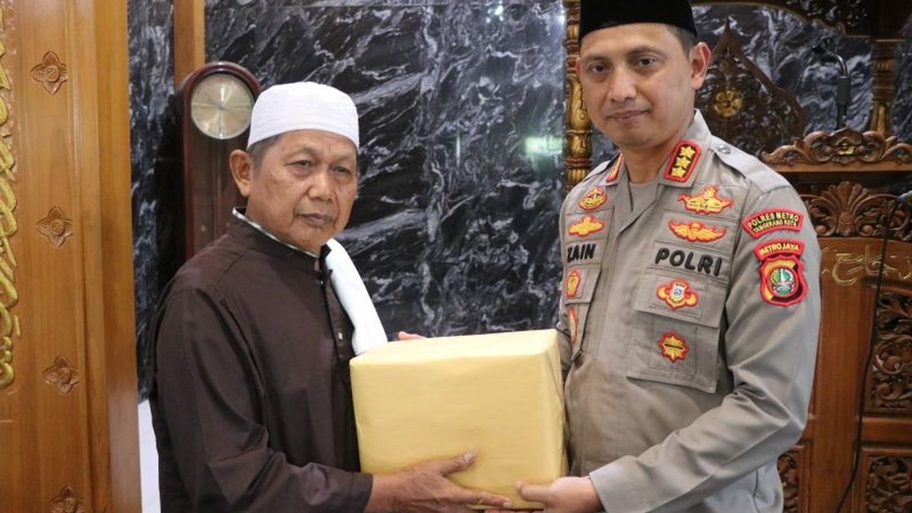Polres Metro Tangerang Kota wakafkan Al-Quran ke masjid dan mushola untuk meningkatkan keimanan dan mencegah kenakalan remaja seperti tawuran di bulan Ramadhan.