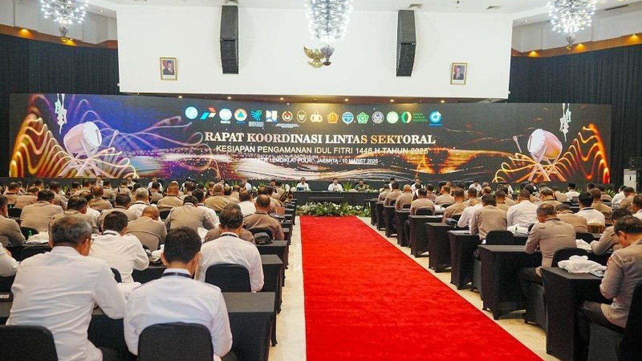 Jelang Lebaran 2025, Kapolri Jenderal Listyo Sigit Prabowo paparkan kesiapan pengamanan mudik dengan 2.835 posko dan berbagai strategi antisipasi kemacetan serta bencana alam.