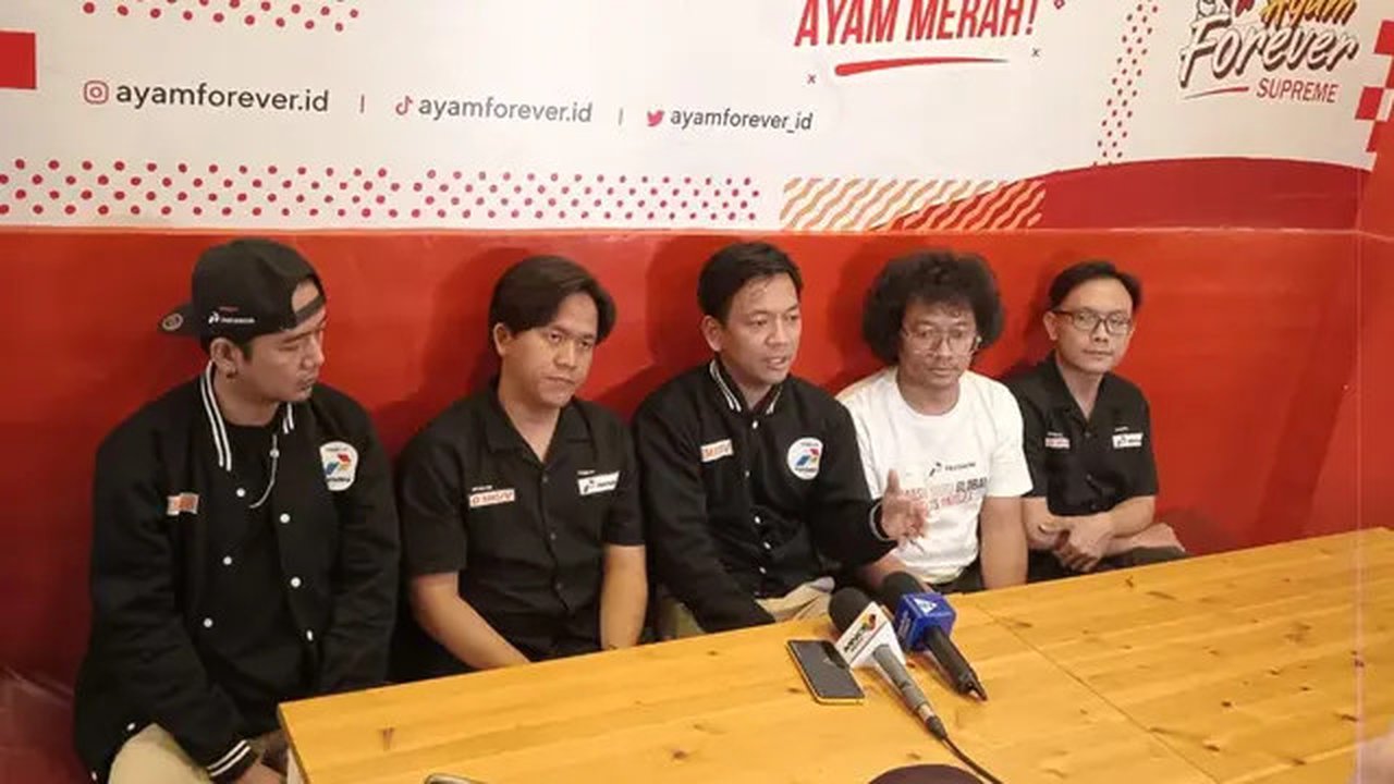 D'MASIV dari kiri: Rayyi Kurniawan Iskandar Dinata (bass), Dwikky Aditya Marsall (guitar), Rian Ekky Pradipta (vokal), Nurul Damar Ramadhan (guitar),dan Wahyu Piadji (drums) dalam jumpa pe