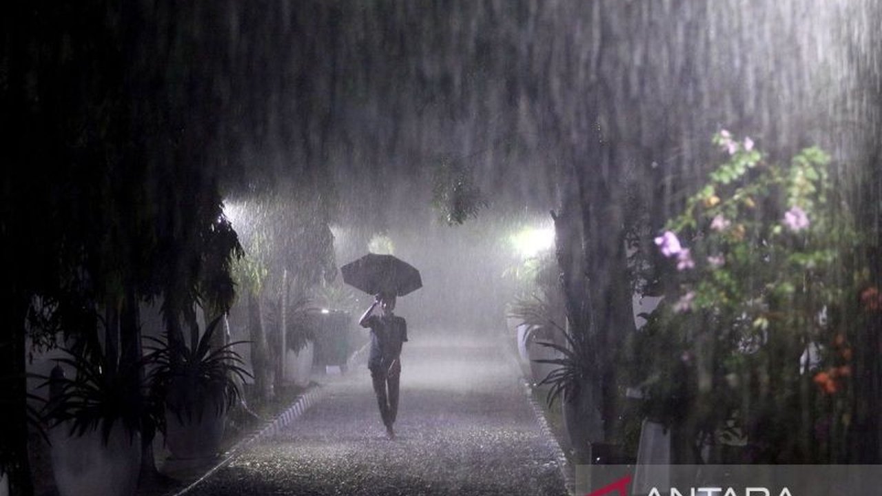 BMKG memprediksi sebagian besar wilayah Indonesia akan mengalami hujan dengan intensitas bervariasi pada Selasa, mulai dari hujan ringan hingga hujan disertai petir.