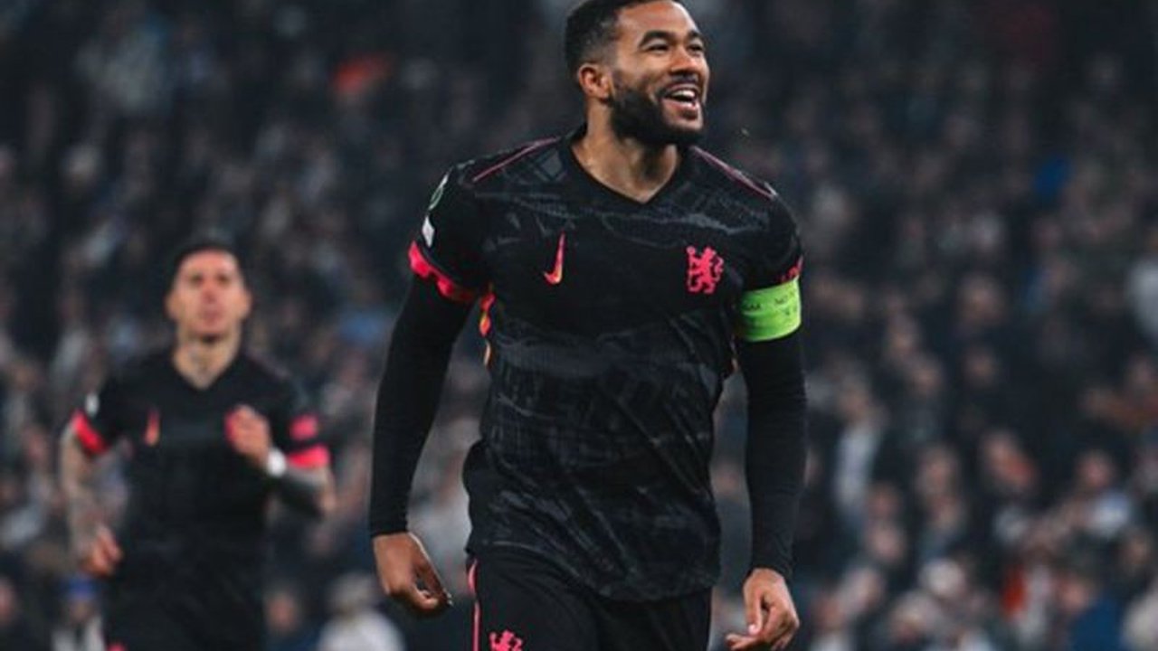 Chelsea berhasil meraih kemenangan 2-1 atas FC Copenhagen pada leg pertama babak 16 besar Liga Conference di Stadion Parken, Denmark, unggul lewat gol Reece James dan Enzo Fernandez.