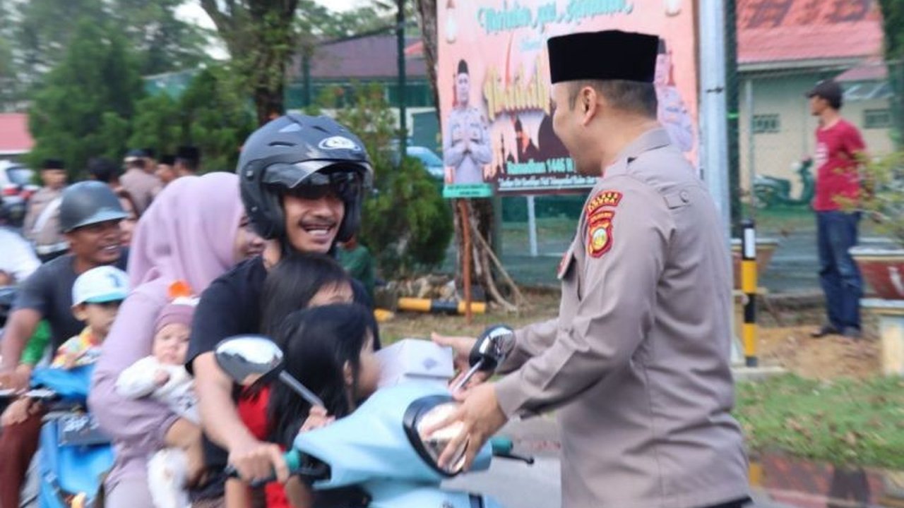 Polres Lingga memanfaatkan Ramadhan untuk mendekatkan diri kepada masyarakat melalui berbagai kegiatan sosial, termasuk bagi takjil, shalat berjamaah, dan bakti sosial.