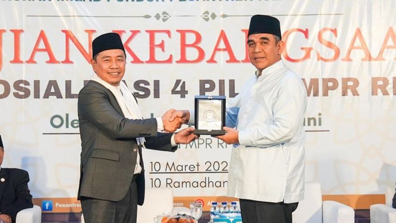 Ketua MPR RI, Ahmad Muzani, menekankan pentingnya persatuan dan kesatuan masyarakat Indonesia dalam membangun negeri dan mewujudkan visi Indonesia Emas 2045, hal ini disampaikan saat safari Ramadhan di Jawa Tengah.