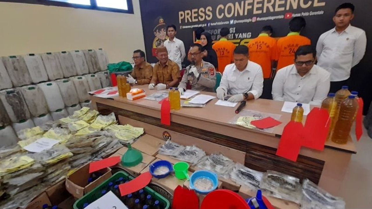 Polda Gorontalo mengungkap praktik ilegal pengemasan ulang minyak goreng bersubsidi merek Minyakita dan menangkap empat tersangka yang meraup untung besar.