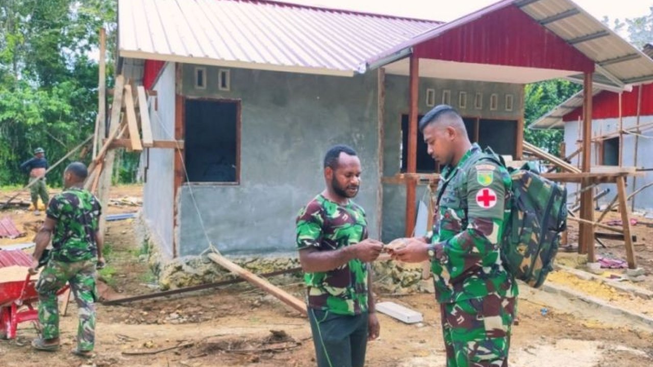 Kodim 1708/Biak Numfor bagikan vitamin kepada personel Satgas TMMD ke-123 dan warga Kampung Kbusdori untuk menjaga kesehatan dan daya tahan tubuh selama program pembangunan.