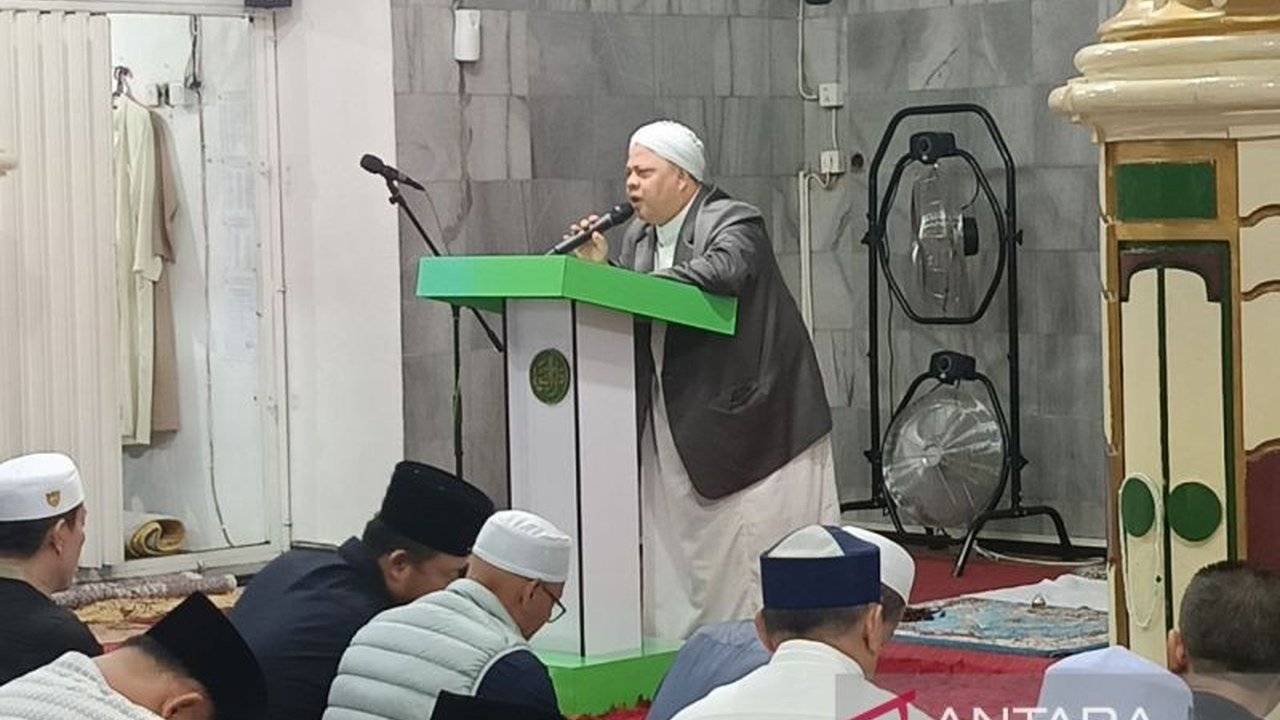 KH Anshari menyampaikan pesan penting tentang empat golongan manusia yang dirindukan surga, meliputi mereka yang gemar membaca Al-Quran, menjaga lidah, berderma, dan menjalankan ibadah puasa Ramadhan.