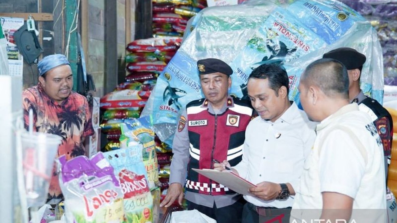 Polda Kalsel menegaskan komitmennya melindungi konsumen dengan menindak tegas pelaku usaha yang menjual produk makanan tanpa label kedaluwarsa, seperti kasus pemilik toko di Banjarbaru yang telah ditetapkan sebagai tersangka.