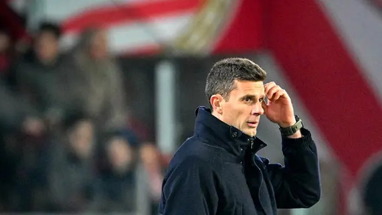 Pelatih Juventus Thiago Motta saat bersua PSV pada leg kedua playoff knockout Liga Champions 2024/2025. (NICOLAS TUCAT / AFP)