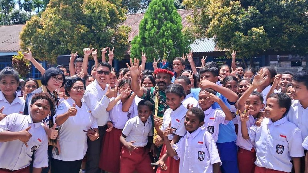 Staf Khusus Menhan, Letkol Tituler Lenis Kogoya, menginisiasi program Makan Bergizi Gratis (MBG) di sekolah-sekolah Papua, memberdayakan masyarakat lokal dan meningkatkan kualitas pendidikan.