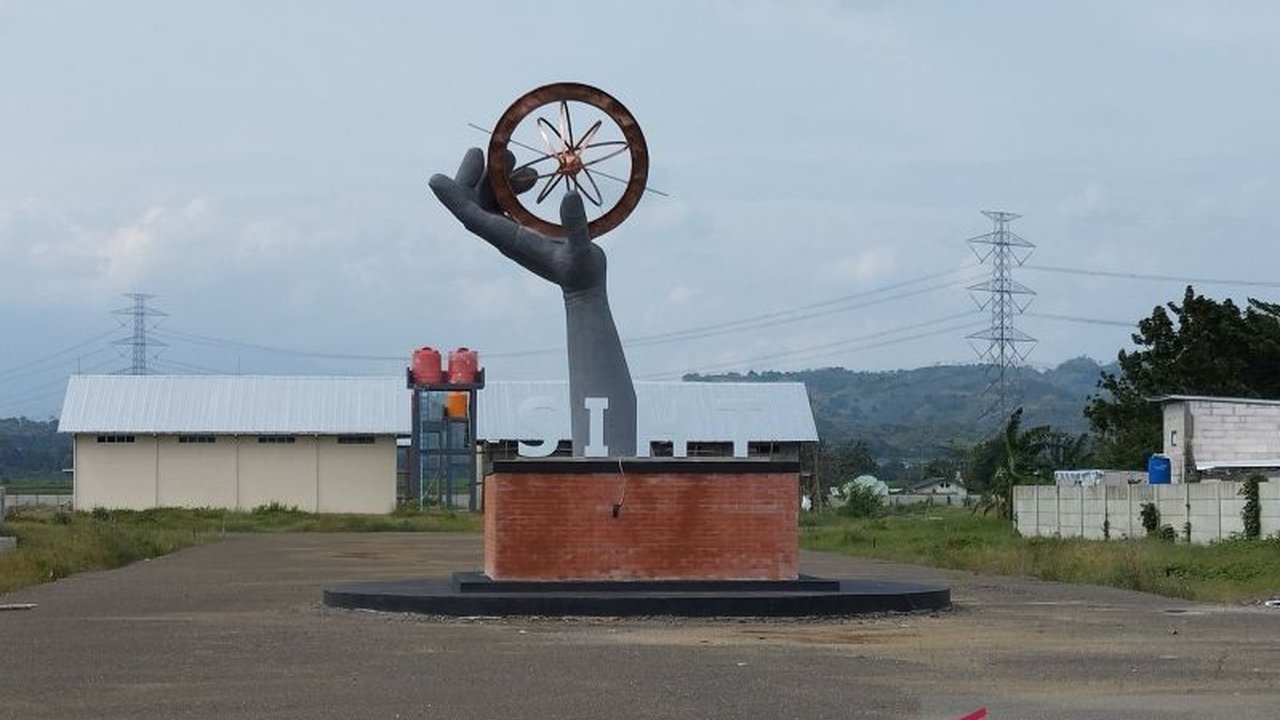 Kejari Kudus targetkan pelimpahan berkas empat tersangka kasus korupsi pembangunan Sentra Industri Hasil Tembakau (SIHT) ke Tipikor Semarang sebelum Lebaran 2025, dengan kerugian negara ditaksir mencapai Rp5,25 miliar.