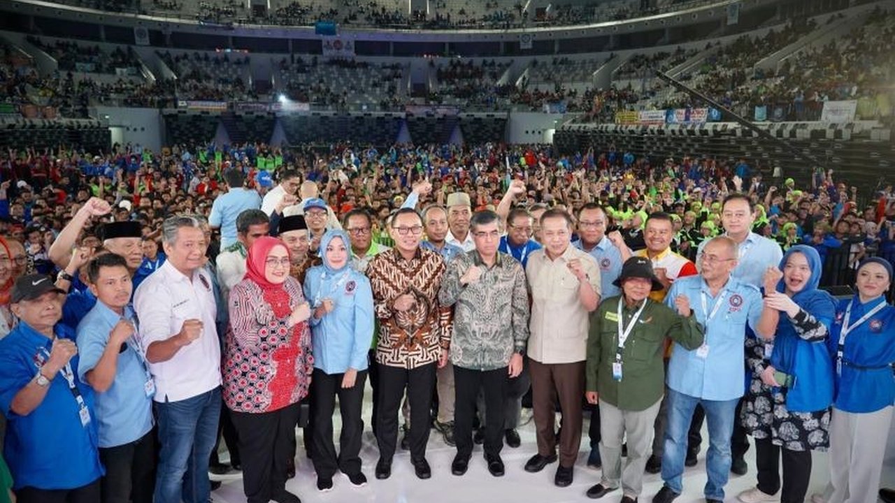 Konfederasi Serikat Pekerja Seluruh Indonesia (KSPSI) memberikan penghargaan kepada enam tokoh kunci yang telah berjuang keras demi kemajuan dan perlindungan buruh Indonesia.