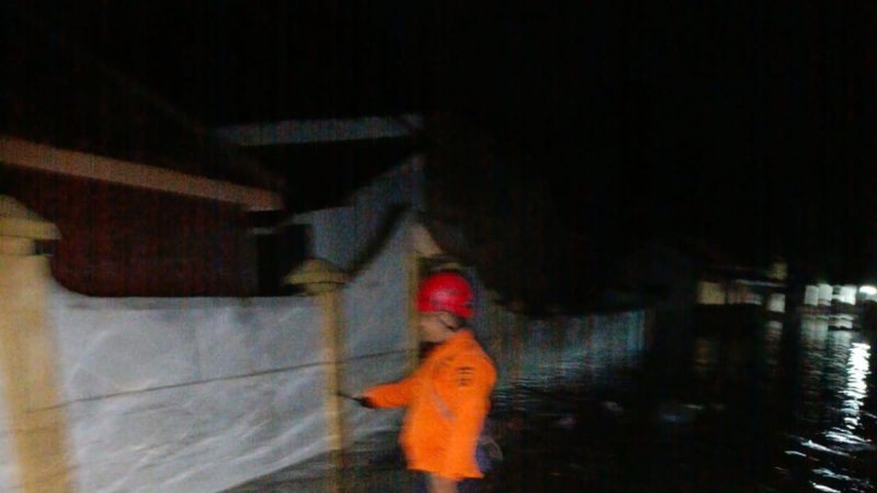 Hujan deras di Probolinggo mengakibatkan banjir yang merenggut satu korban jiwa dan menggenangi 10 desa di tiga kecamatan, menyebabkan kerusakan infrastruktur.