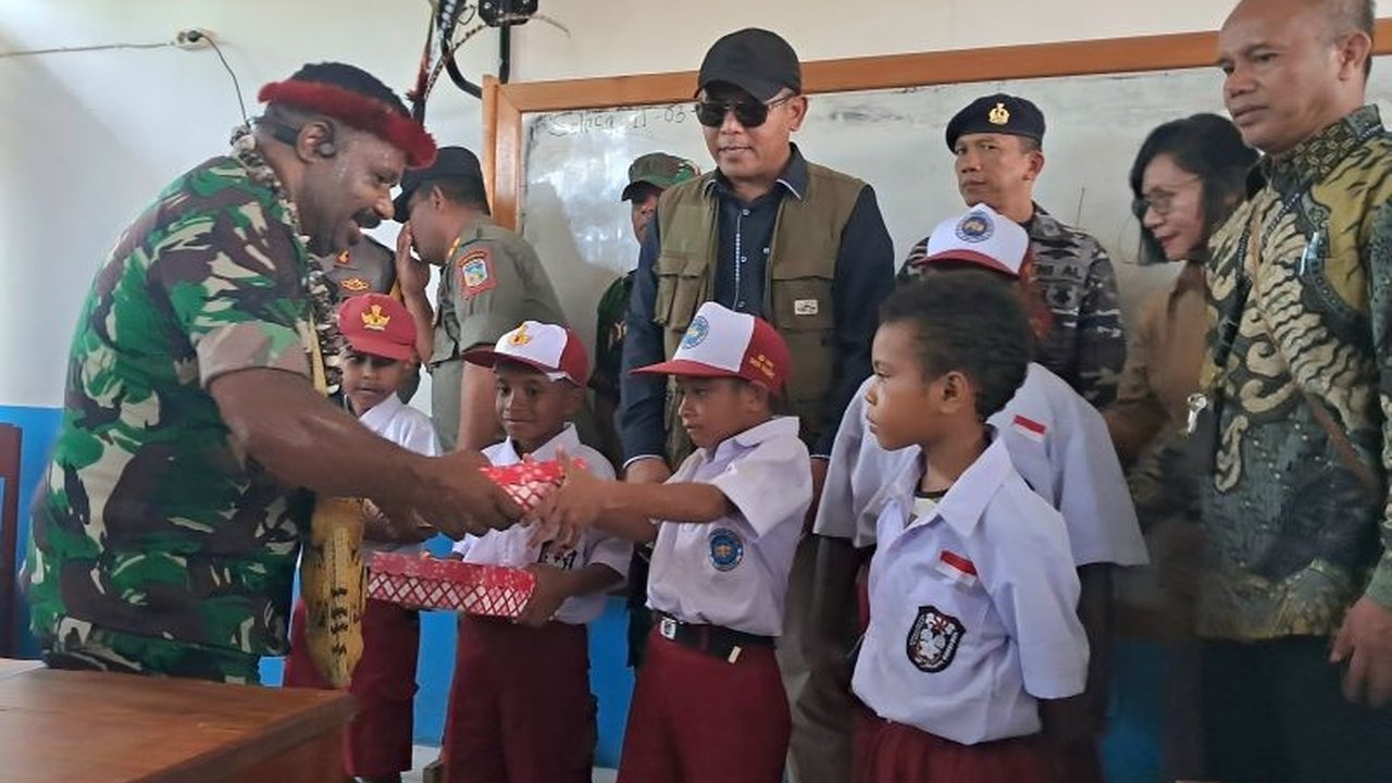 Staf Khusus Menhan tegaskan Lembaga Masyarakat Adat (LMA) Papua mengawasi program Makan Bergizi Gratis (MBG) untuk mencegah isu negatif dan memastikan program berjalan lancar.