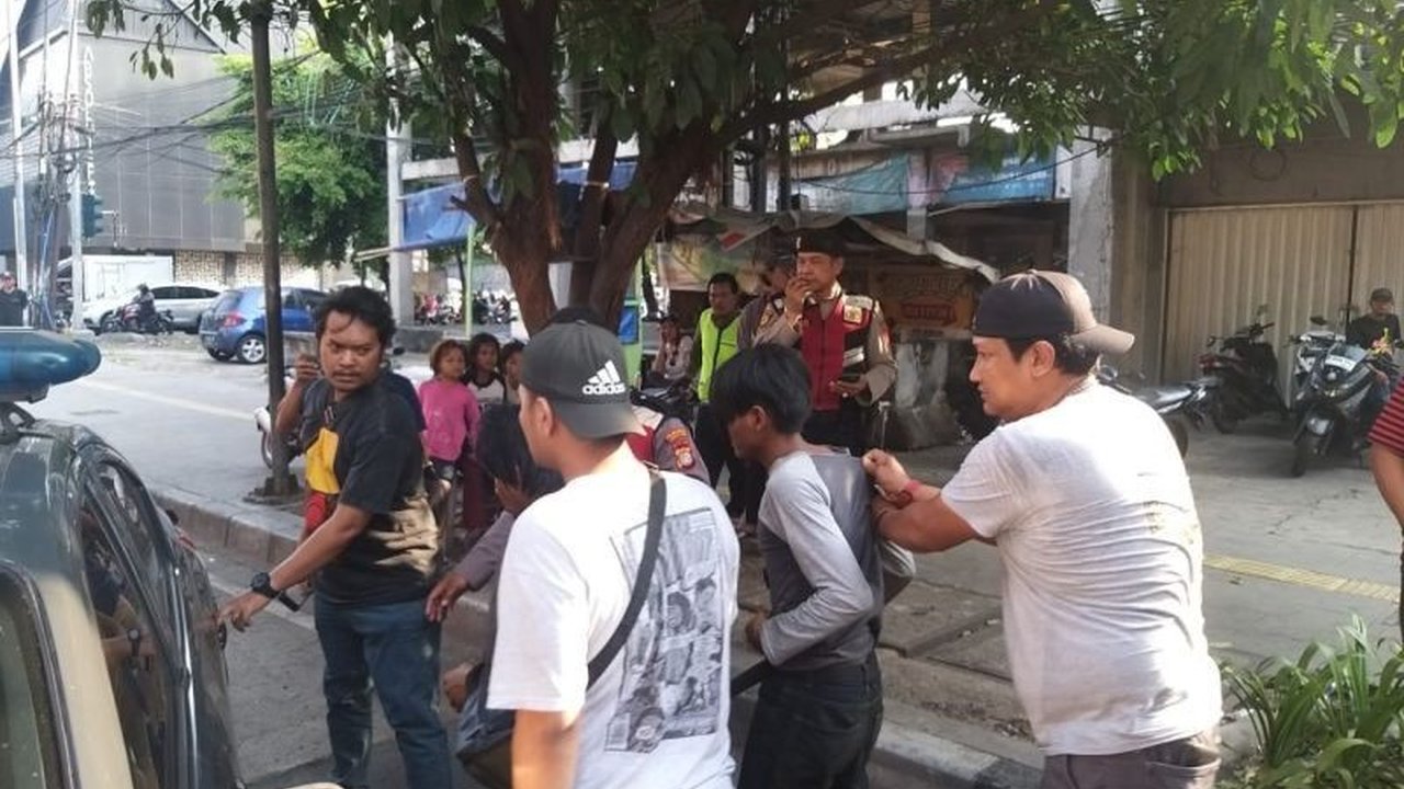 Polres Metro Jakarta Utara berhasil menangkap dua pelaku pemalakan terhadap sopir truk di Tanjung Priok, satu pelaku lainnya masih buron.