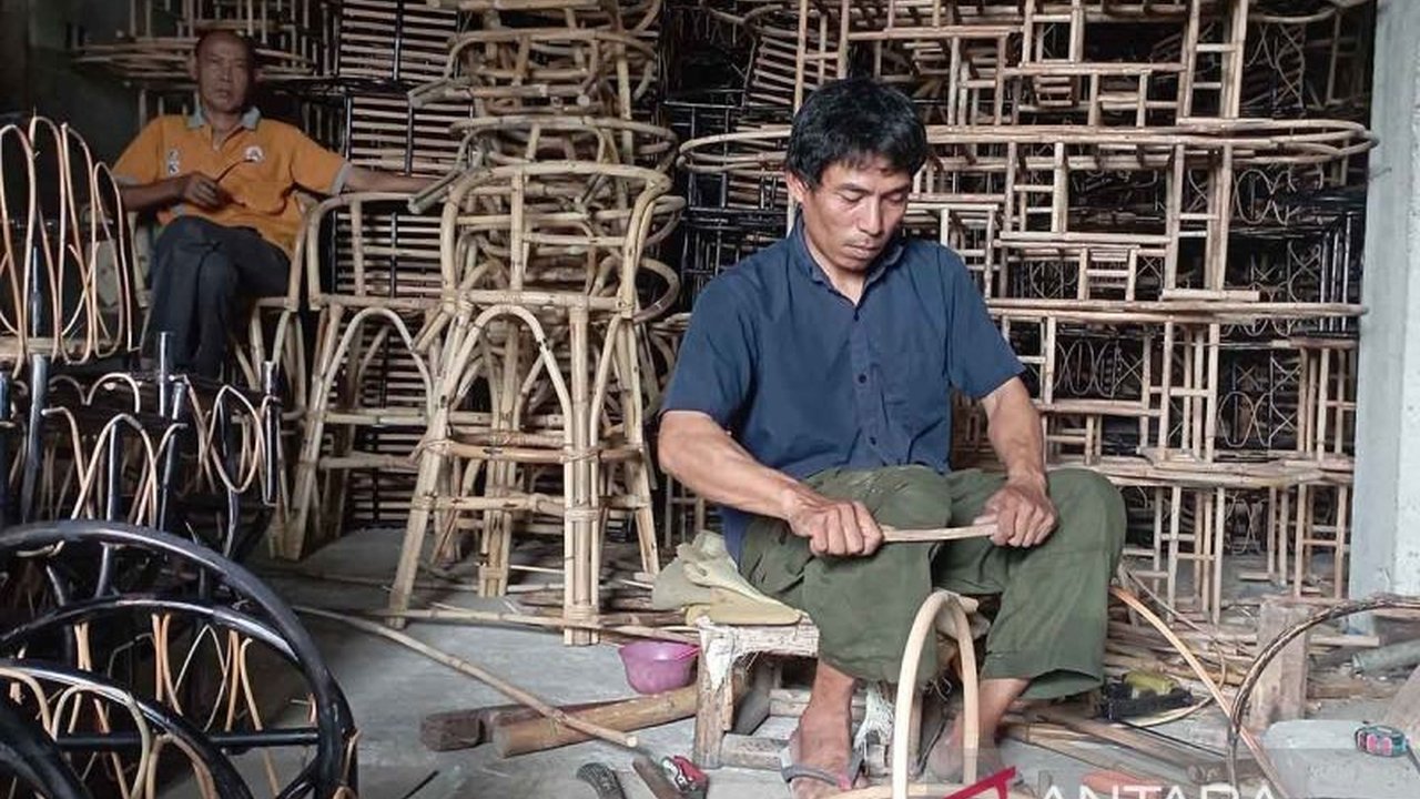 Pengrajin rotan di Banda Aceh menyiapkan 4.000 keranjang parsel untuk Lebaran 2025, meski permintaan belum seramai tahun lalu.