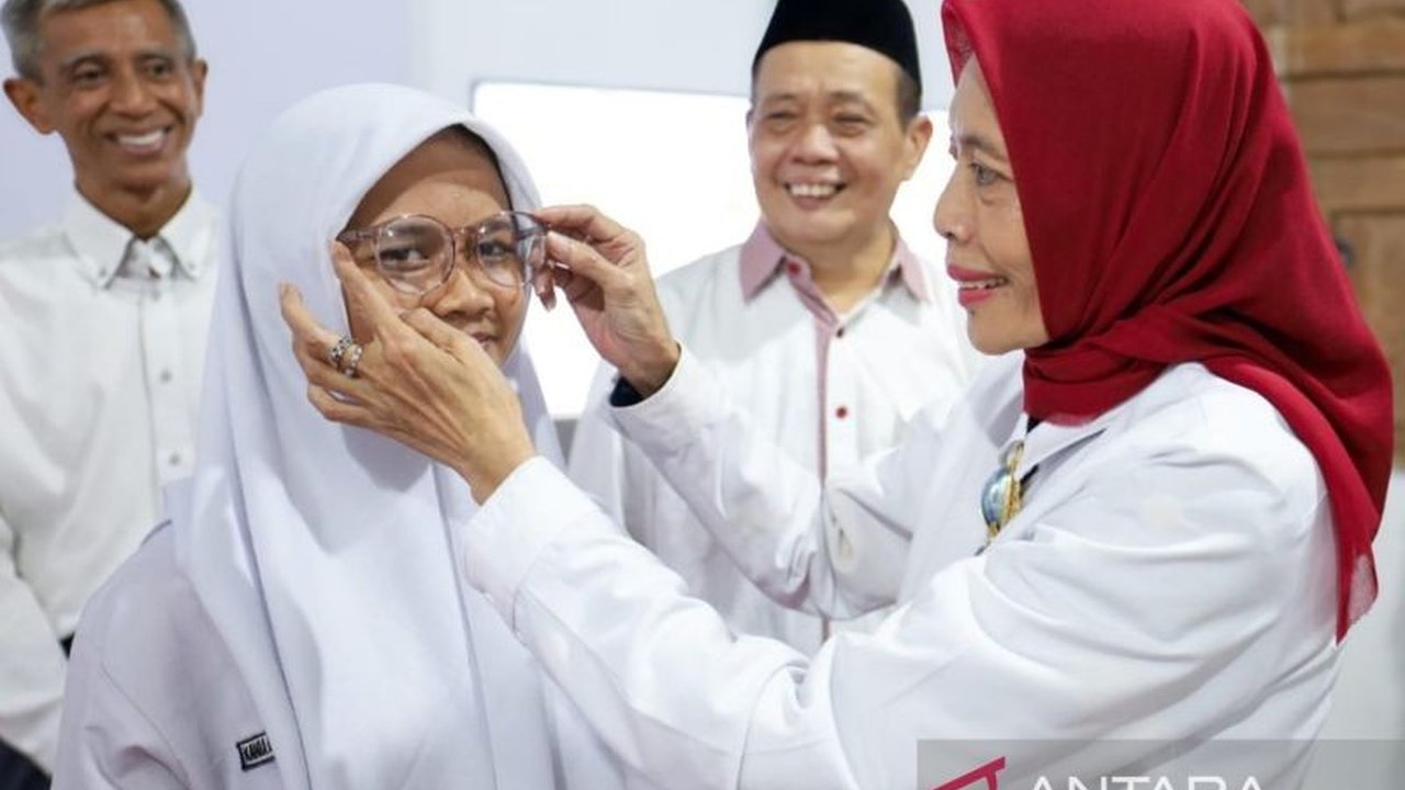 Badan Amil Zakat Nasional (Baznas) RI menggelar pemeriksaan kesehatan mata gratis di Yogyakarta untuk 190 santri, serta memberikan 100 kacamata gratis, berkat kerjasama dengan Alfamidi dan Yayasan Amal Mata Indonesia.