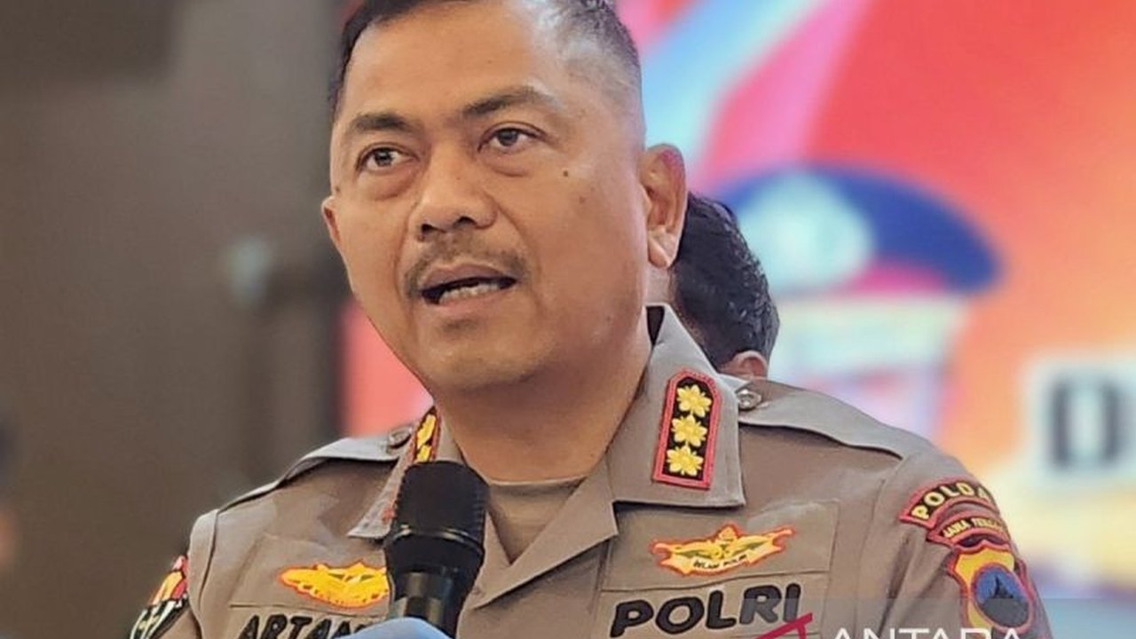 Polda Jawa Tengah mengusut kasus kematian bayi dua bulan yang diduga dianiaya oleh Brigadir AK, seorang oknum polisi; pelaku telah ditahan dan proses penyelidikan sedang berlangsung.