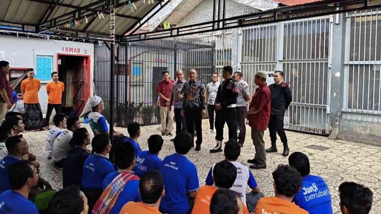 Kejadian puluhan narapidana kabur dari Lapas Kutacane pada Senin sore telah mengakibatkan sebagian napi berhasil ditangkap dan menyerahkan diri, sementara 35 lainnya masih dalam pengejaran pihak berwajib.