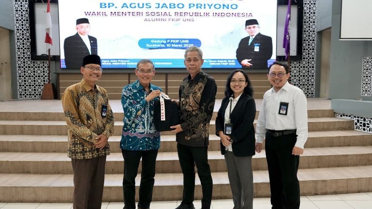 Wakil Menteri Sosial Agus Jabo Priyono menerima penghargaan sebagai alumni berprestasi UNS, menginspirasi mahasiswa untuk berkarya dan membawa harum nama almamater.