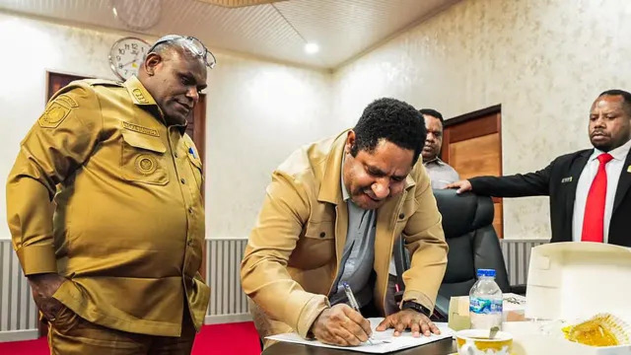 Gubernur Provinsi Papua Tengah, Meki Nawipa mengadakan pertemuan internal dengan dua Pasangan Calon (Paslon) Bupati dan Wakil Bupati Kabupaten Puncak Jaya dalam rangka penyelesaikan konflik d