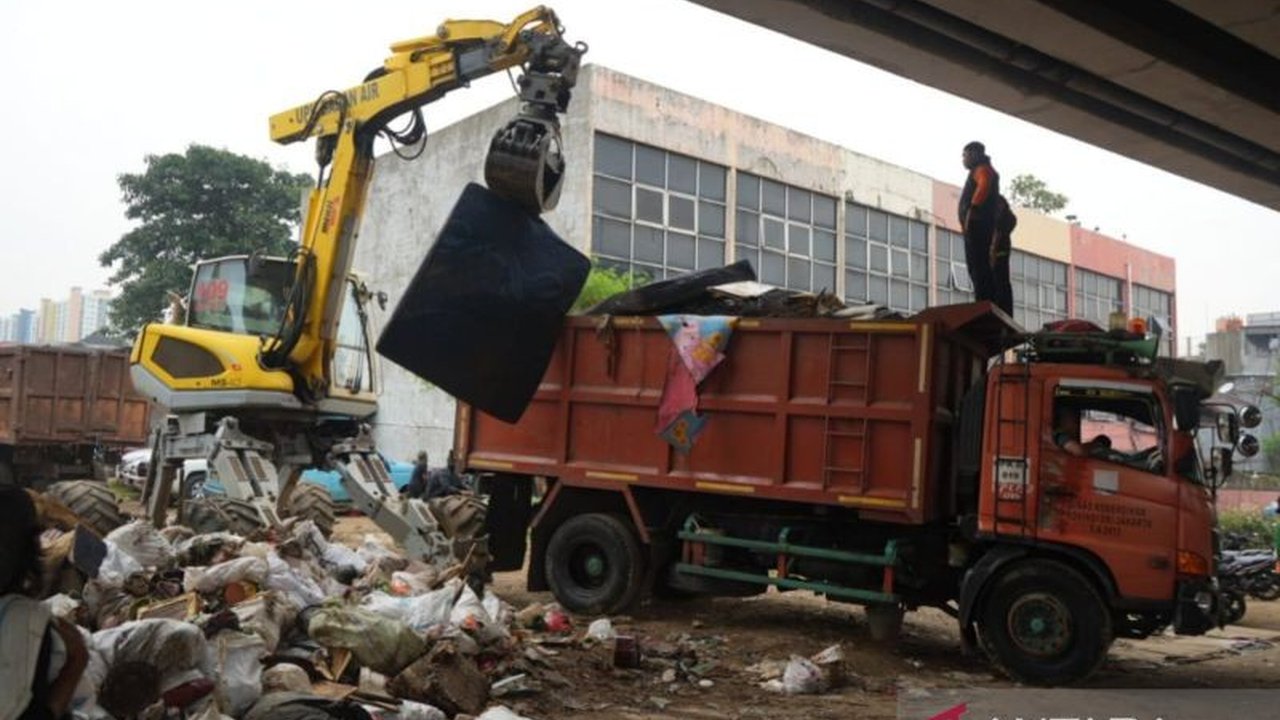 Pemkot Jaktim selesaikan pembersihan sampah dan lumpur pasca banjir di beberapa wilayah untuk mitigasi cuaca ekstrem dan mencegah genangan.