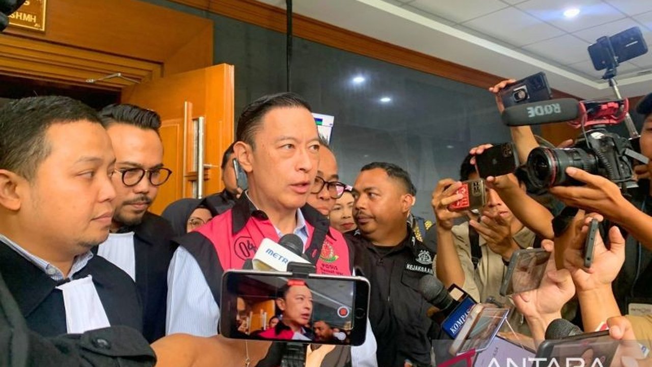Mantan Mendag Tom Lembong mempertanyakan ketidakadilan hukum karena hanya dirinya yang menjadi terdakwa dalam kasus dugaan korupsi impor gula 2015-2016, sementara menteri perdagangan lain di periode yang sama tidak diadili.
