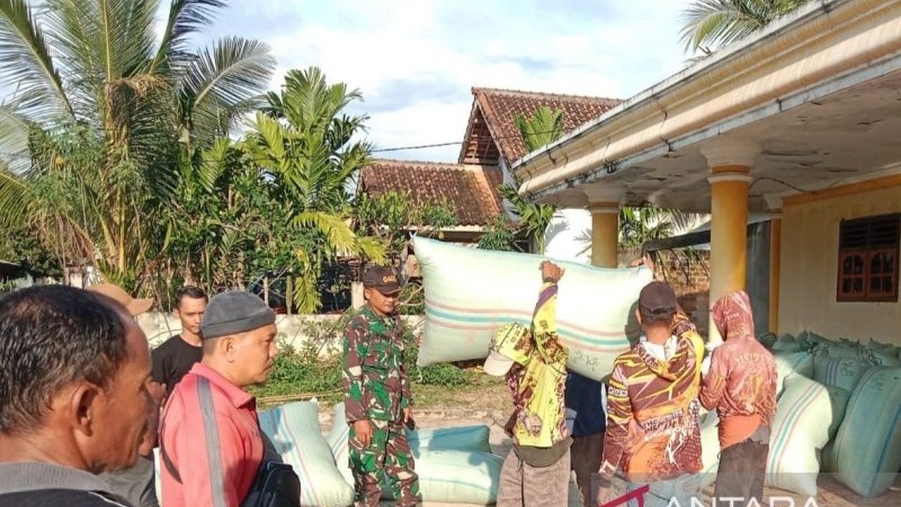 Perum Bulog OKU Timur telah menyerap 2.000 ton gabah dan beras petani setempat untuk memenuhi kebutuhan pangan, dengan target 40 ribu ton di tahun 2025.